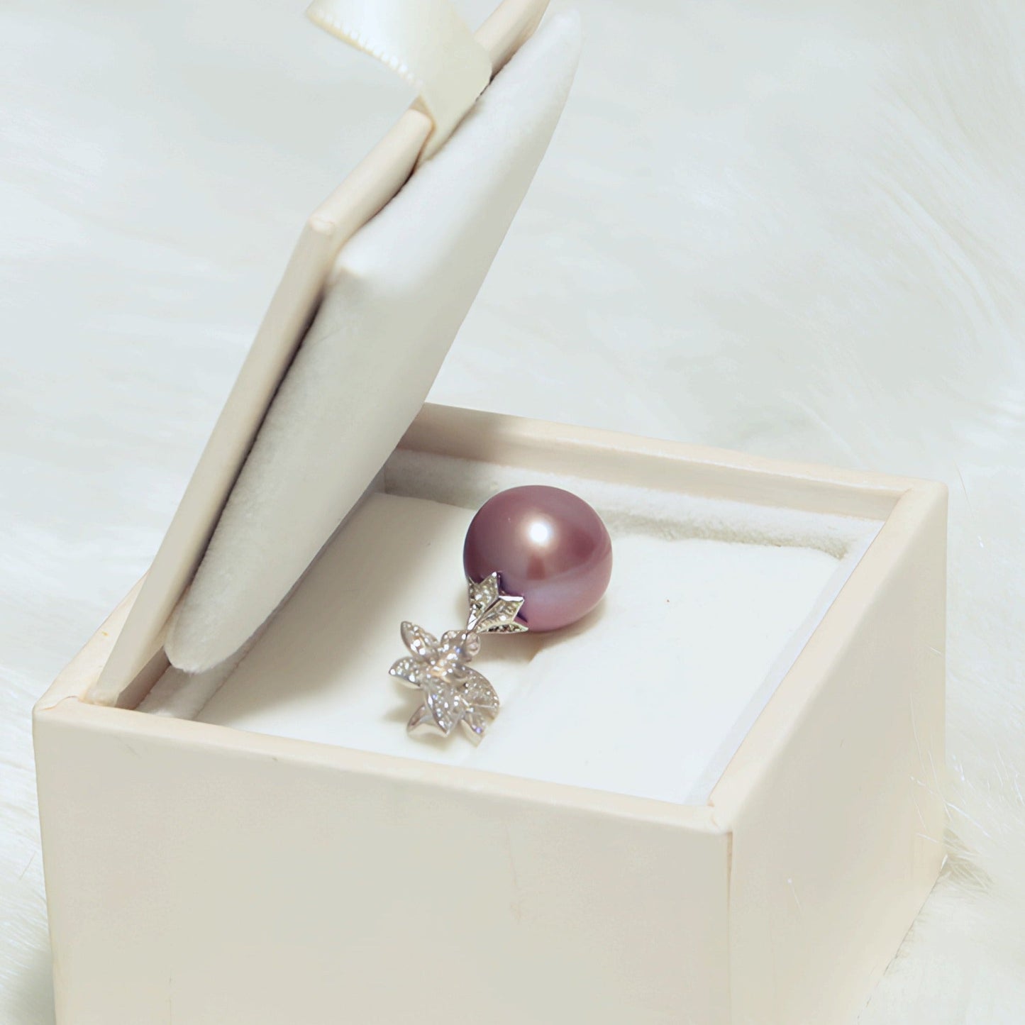 Orchid Pearl Pendant - Tricky Lucky