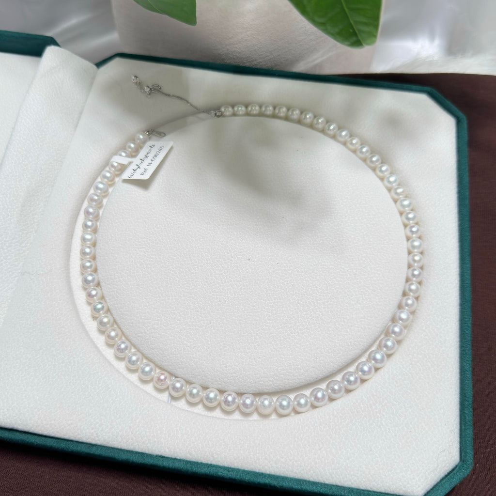 Detailed view of the lustre on this 7 mm freshwater pearl necklace.
