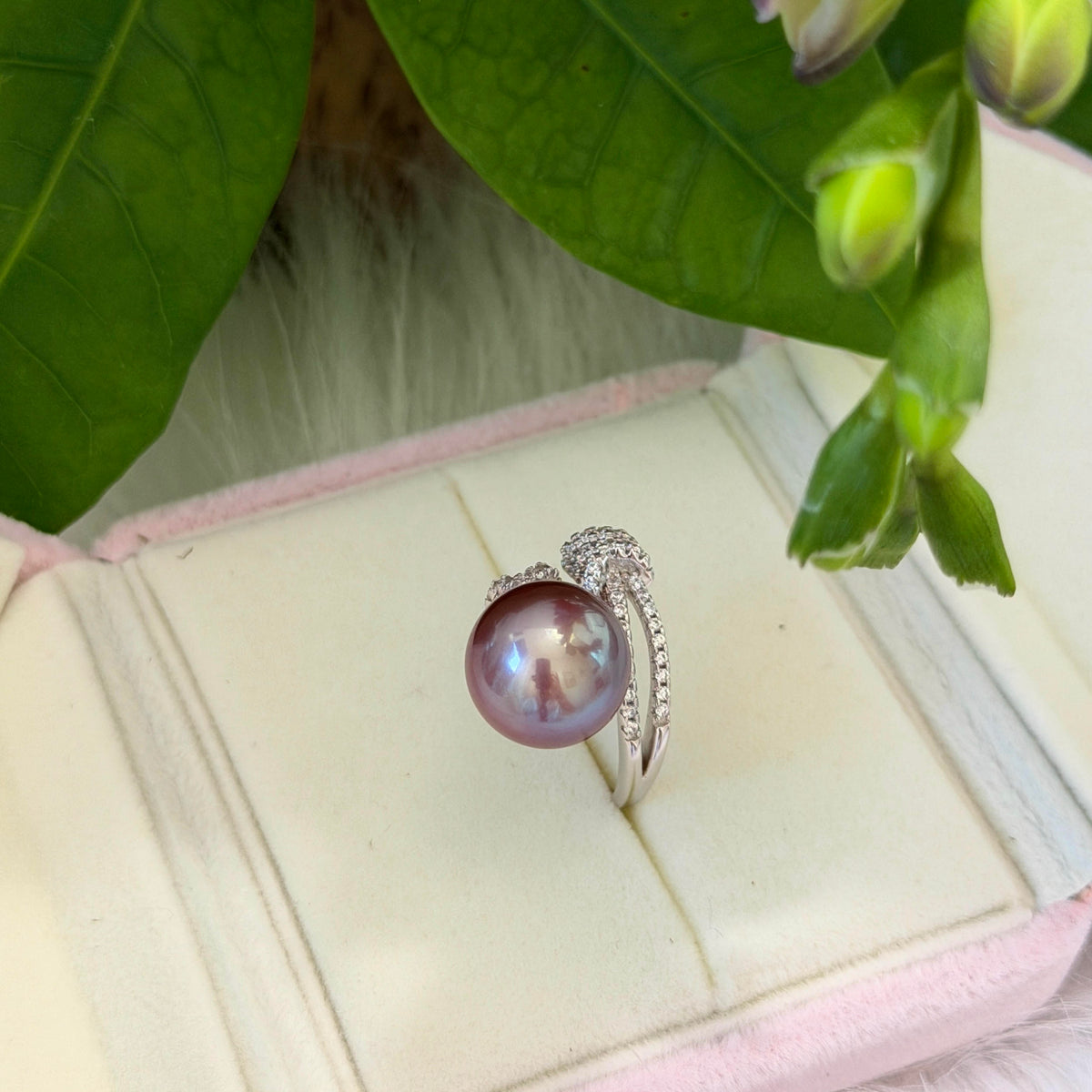 Romantic bow ring featuring a 12.6 mm deep purple freshwater pearl.
