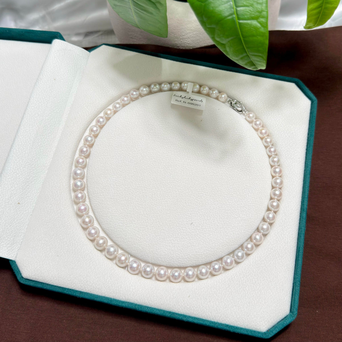 8–9 mm white with pink halo freshwater pearl necklace, 42 cm long.
