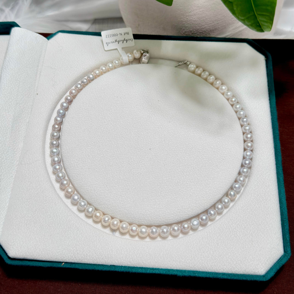 42 cm necklace made with natural 7 mm freshwater pearls.