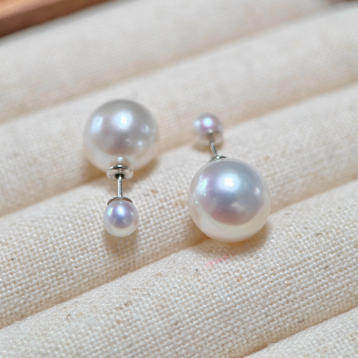 
Close-up of detachable 10 mm white pearl backs