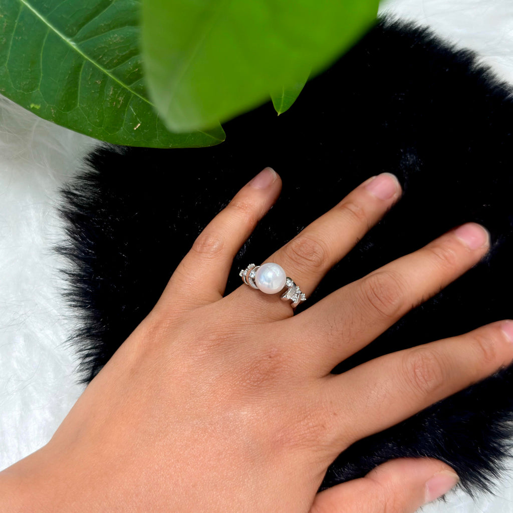 Aurora-lustre white pearl ring with luminous surface.
Statement pearl ring with comfortable adjustable silver band.
