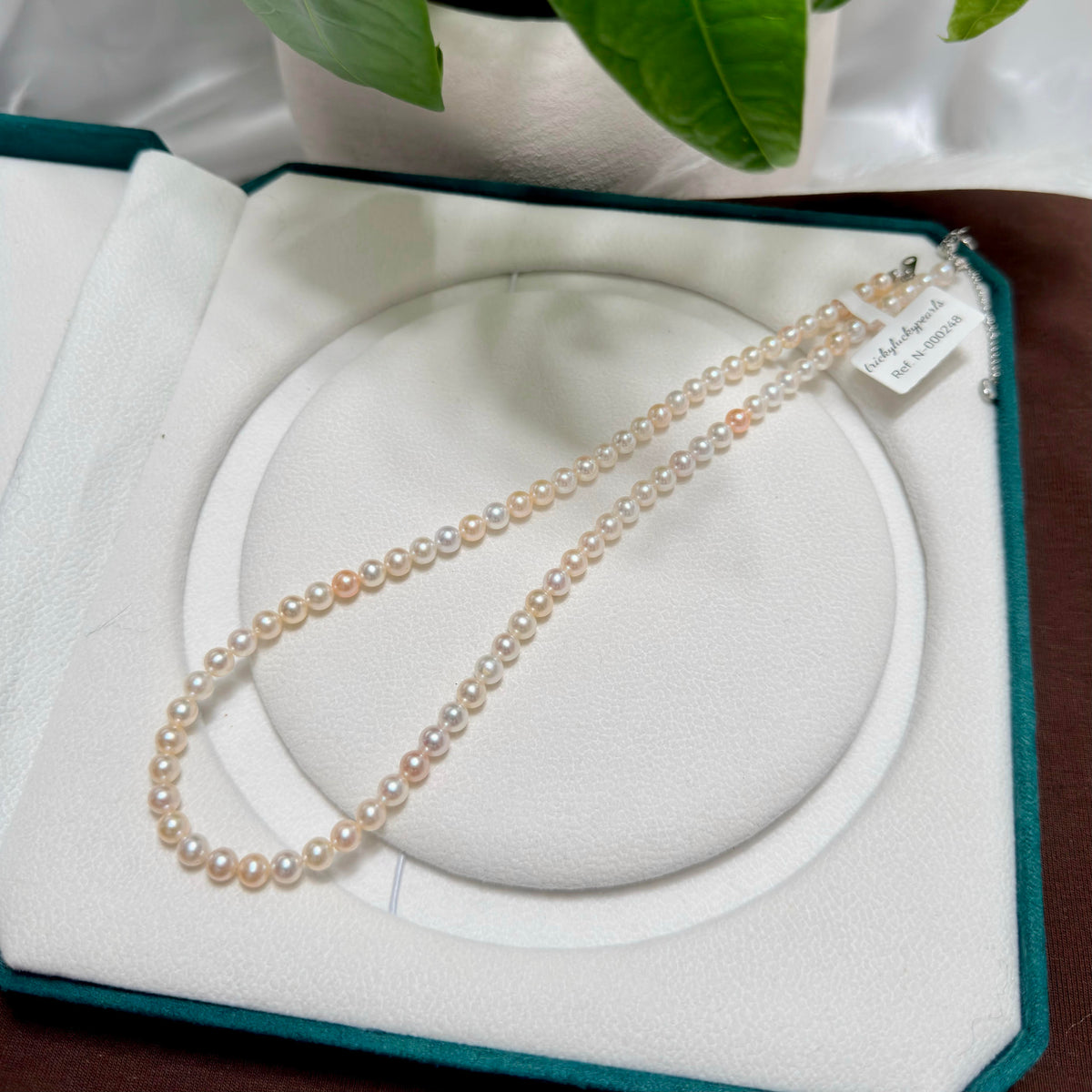 Detailed view of the lustre on this 5–6 mm freshwater pearl necklace.