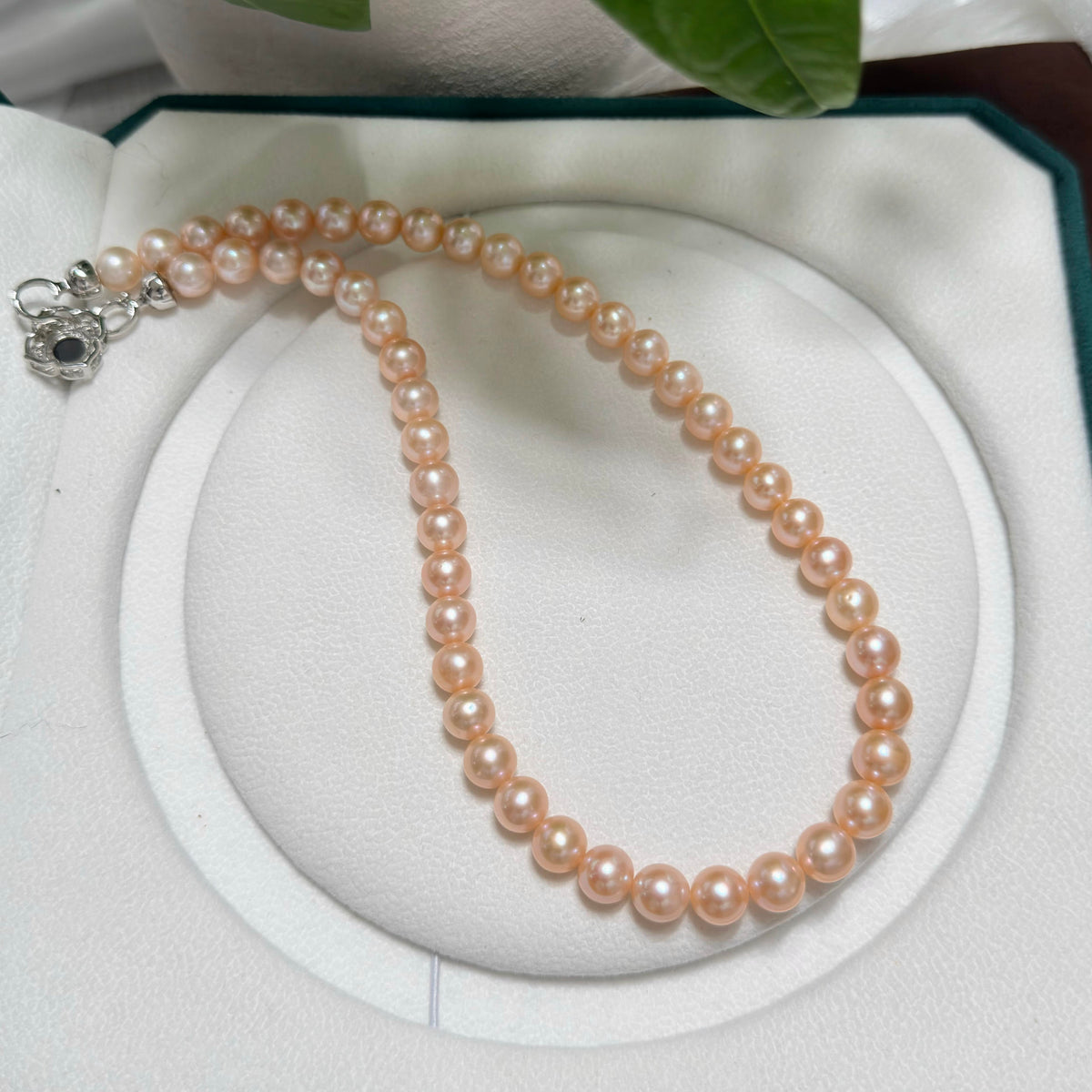 
Light-orange freshwater pearl necklace with bright lustre and a 42 cm length.
