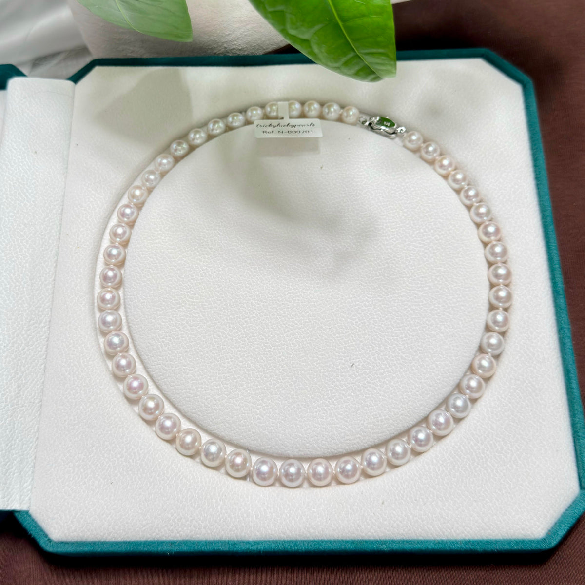 Full strand view of the 42 cm pink-halo freshwater pearl necklace.
