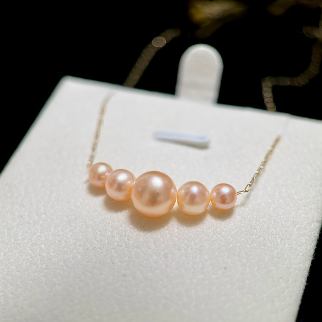 Graduated pearl necklace featuring 8.5 mm, 6.5 mm and 5 mm pearls.