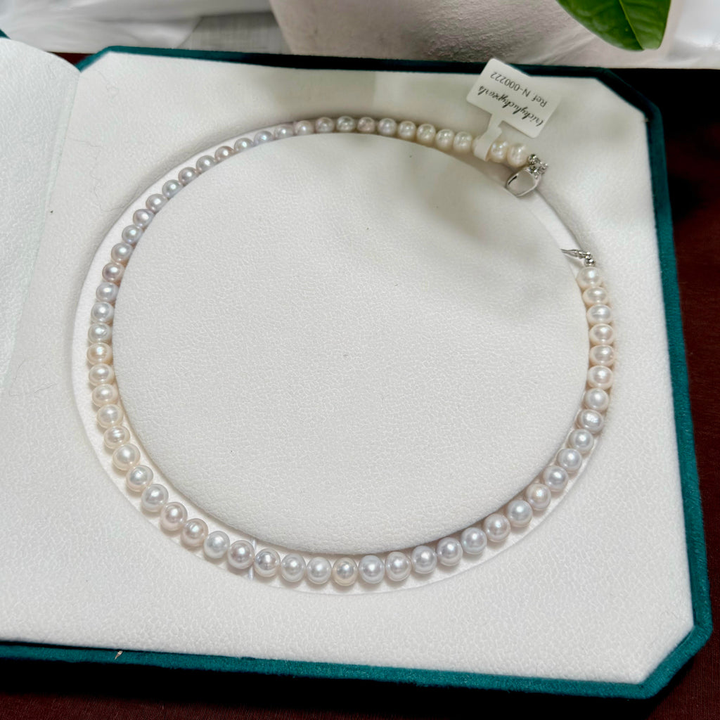 Natural grey-white pearl necklace with a clean minimalist design.