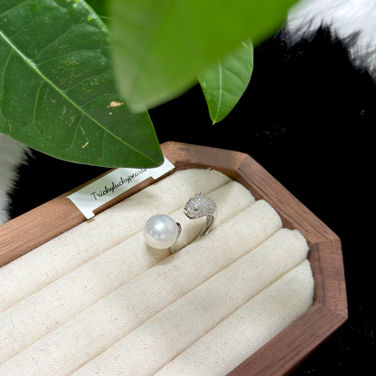 Panther pearl ring featuring vivid green eye details.