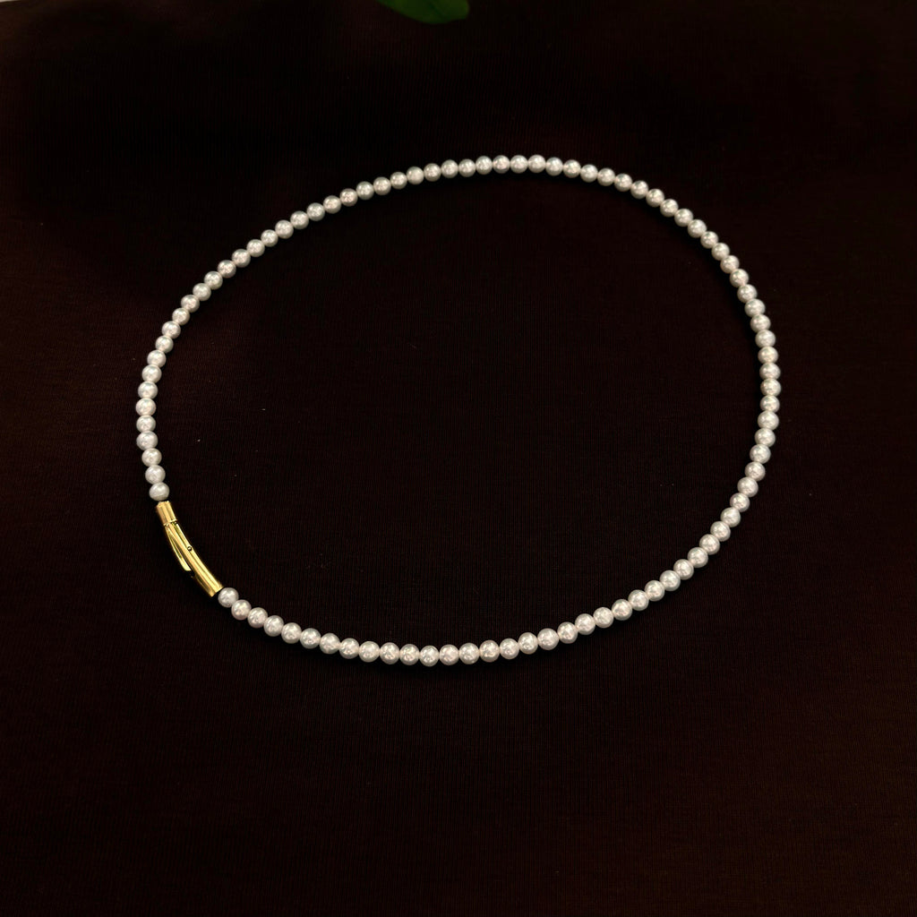 Full strand view of the delicate 42 cm freshwater pearl necklace.