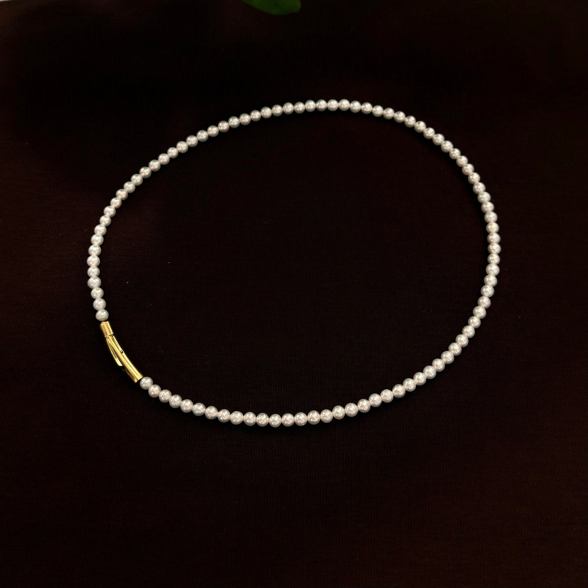 Full strand view of the delicate 42 cm freshwater pearl necklace.