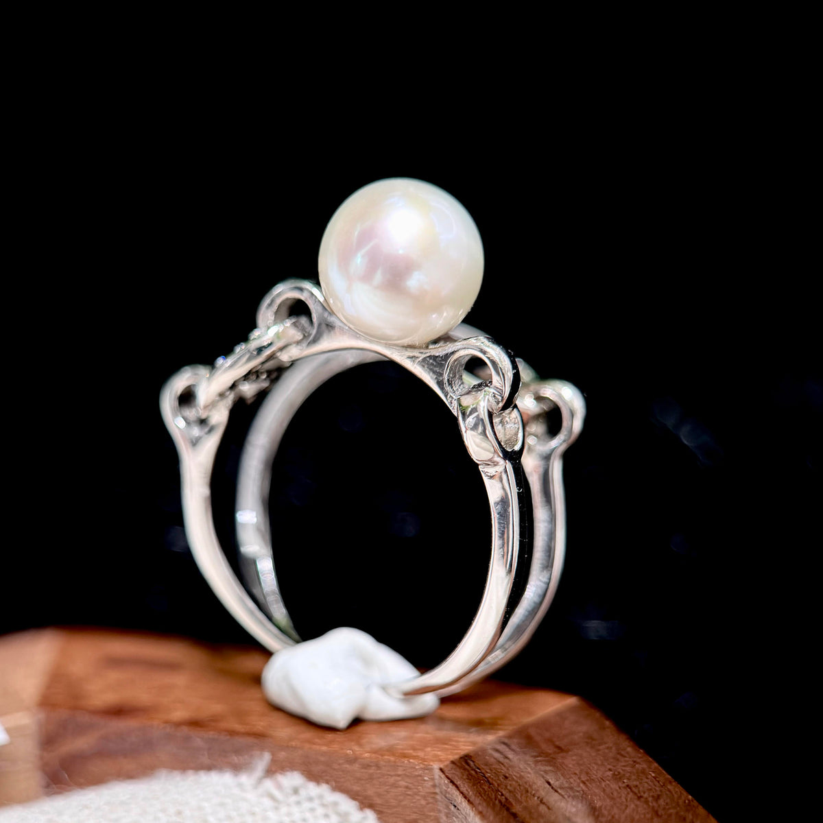 8.3 mm white freshwater pearl chain-link ring in sterling silver.