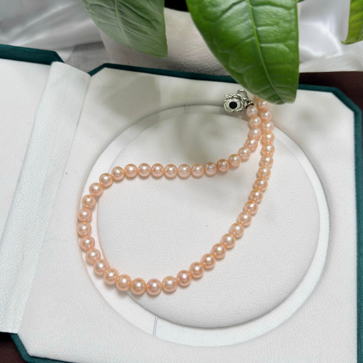 42 cm orange pearl necklace designed to sit around the collarbone.
