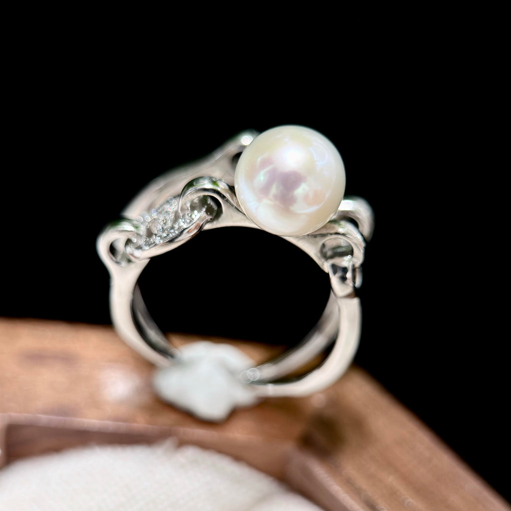 Adjustable sterling silver pearl ring with sculptural chain-link design.