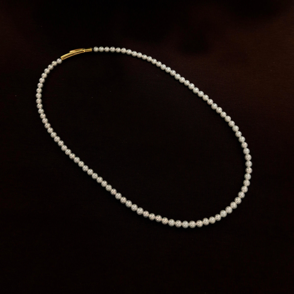 Detailed view of the lustre on this 3.5 mm pearl necklace.
