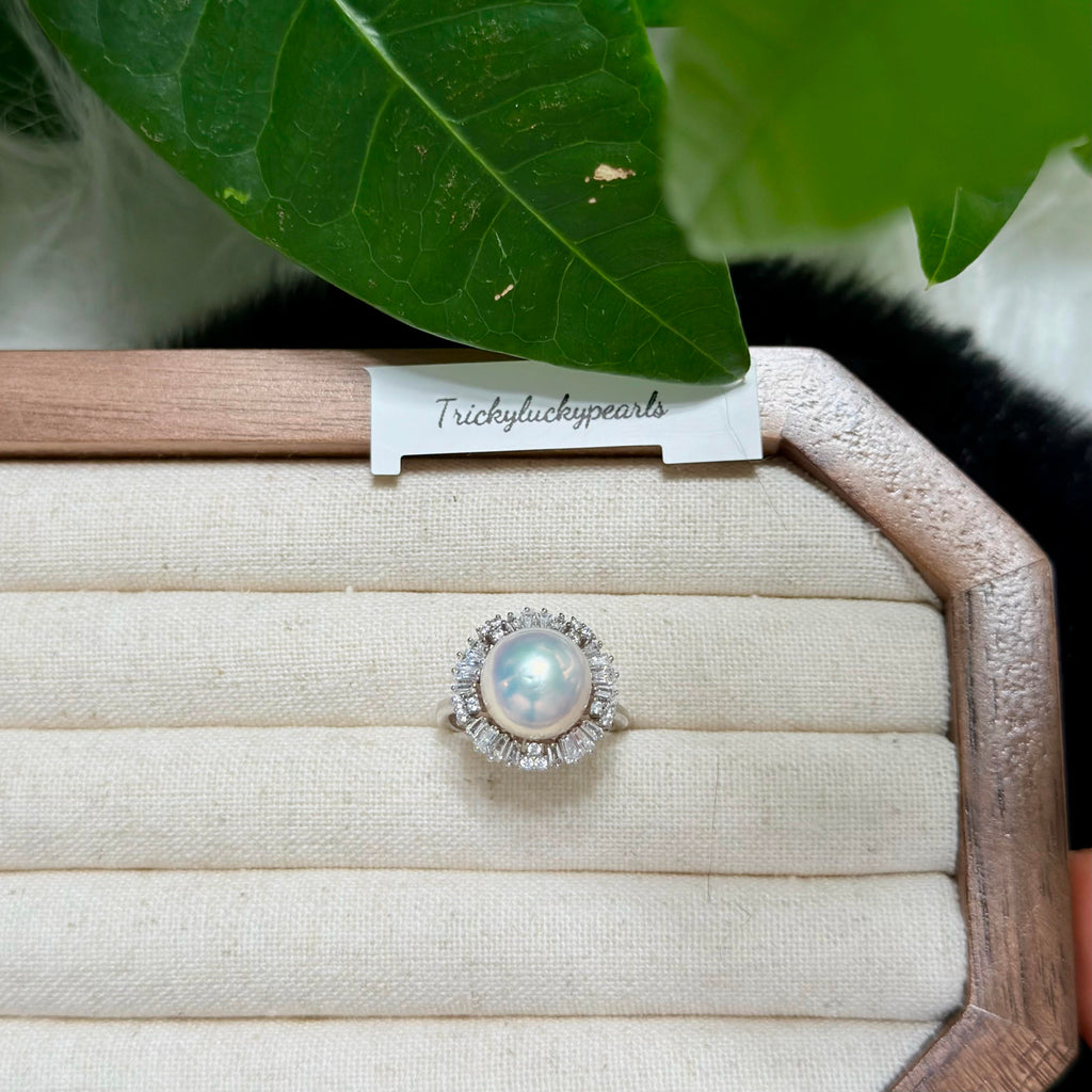 Adjustable sterling silver pearl halo ring.
Mirror-lustre white freshwater pearl statement ring.