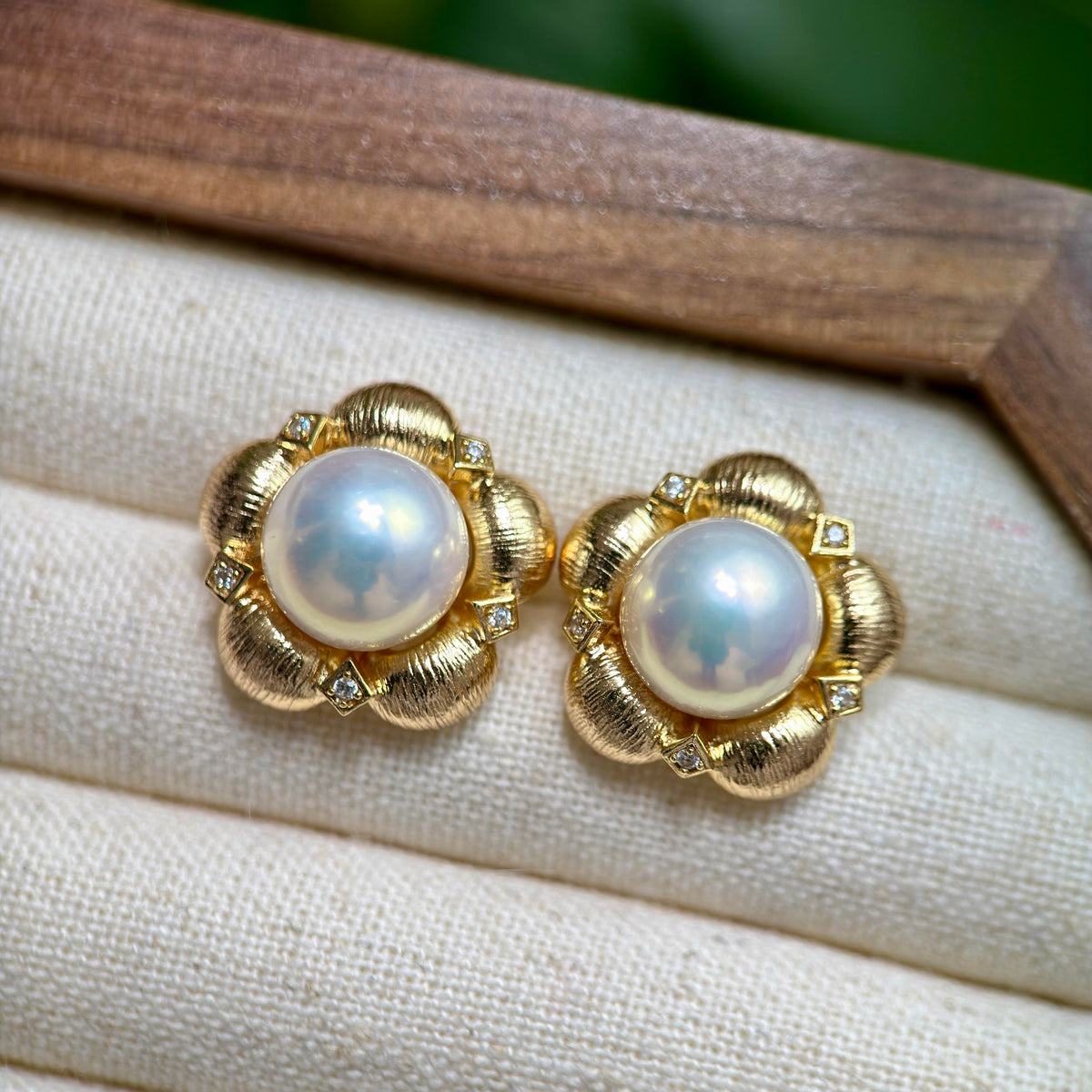 Elegant floral pearl earrings with sparkling stone accents.
