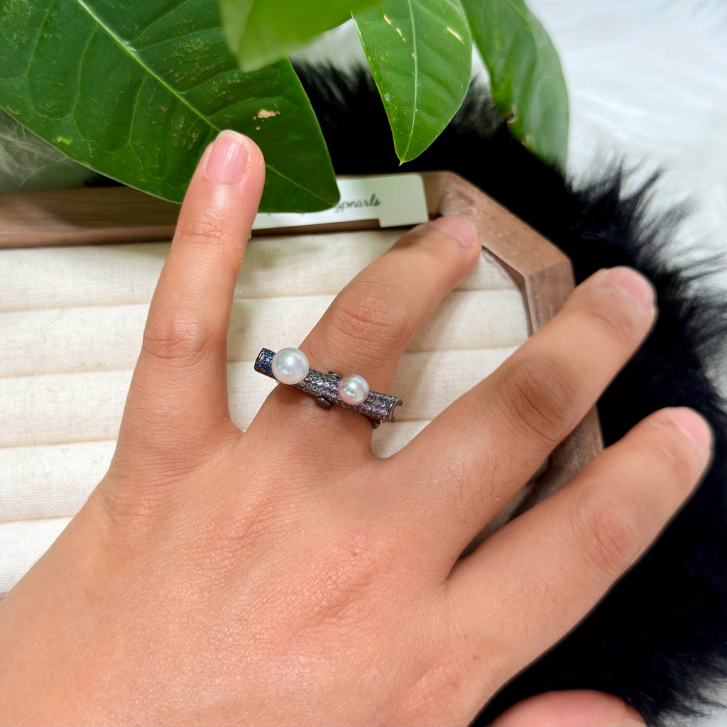 Unique kinetic freshwater pearl ring with movable design.