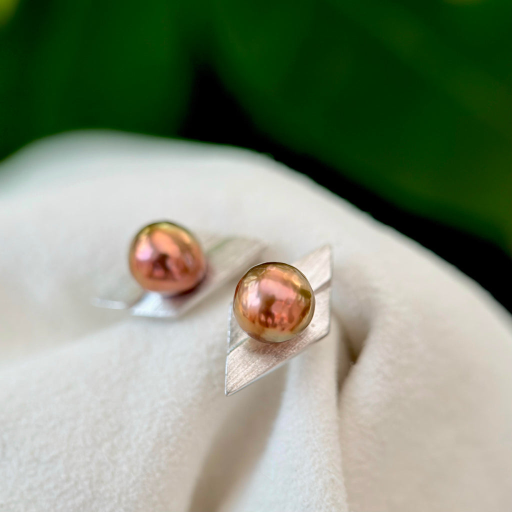 Geometric freshwater pearl earrings with a refined modern style.