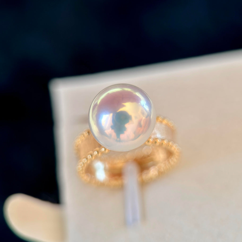 Round 11.8 mm freshwater pearl on an adjustable gold-plated band.