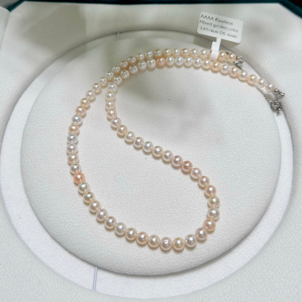 High-lustre freshwater pearl necklace with 5–6 mm pearls.