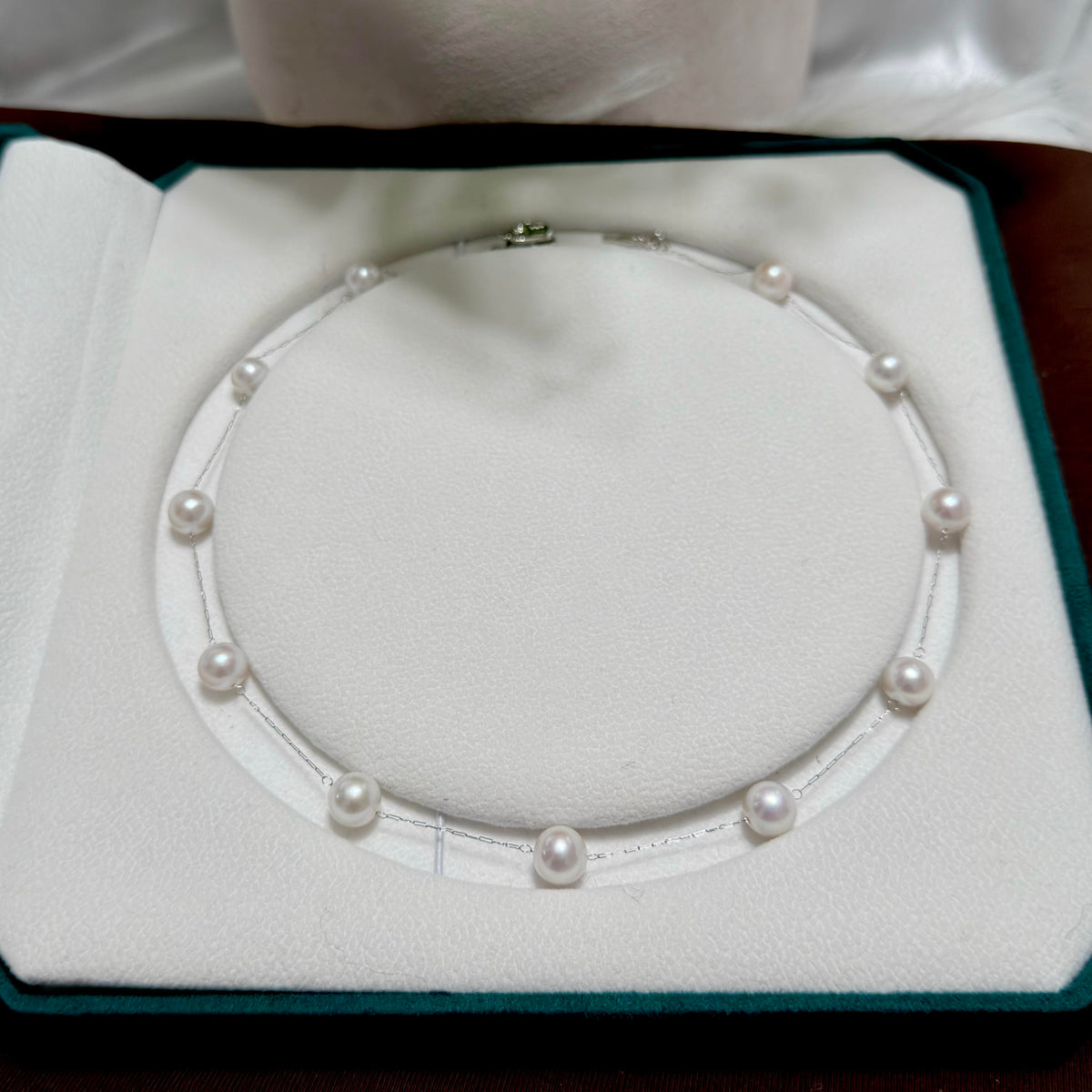 42 cm pearl station necklace with 8.5 mm white pearls spaced on a fine silver chain.
