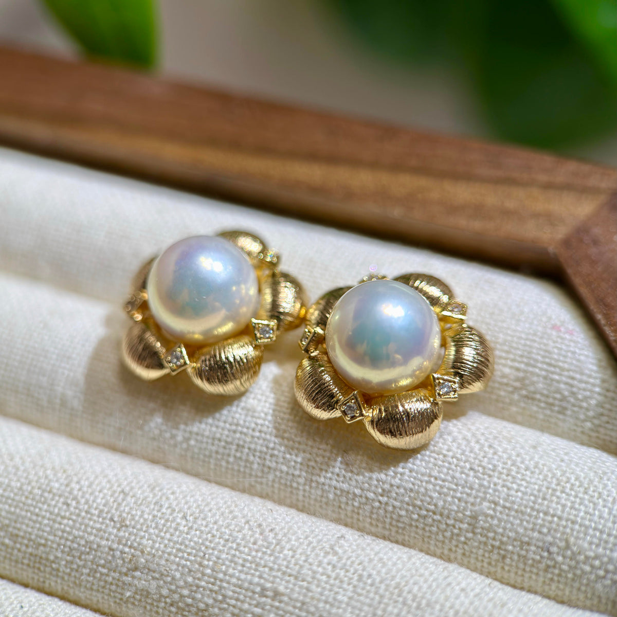 Statement 10 mm white pearl earrings with vintage flower design.