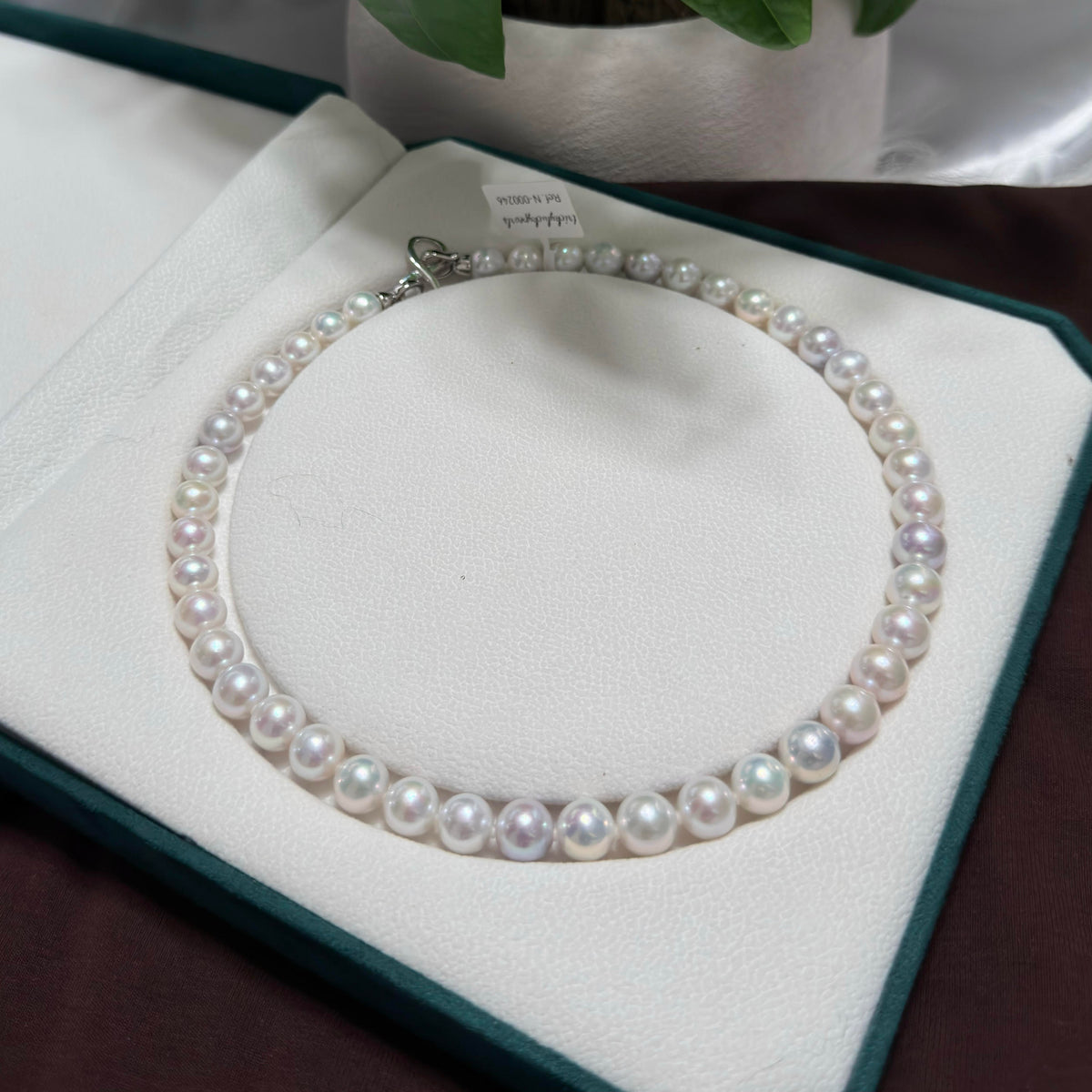 Detailed view of the lustre on this 9–10 mm freshwater pearl necklace.