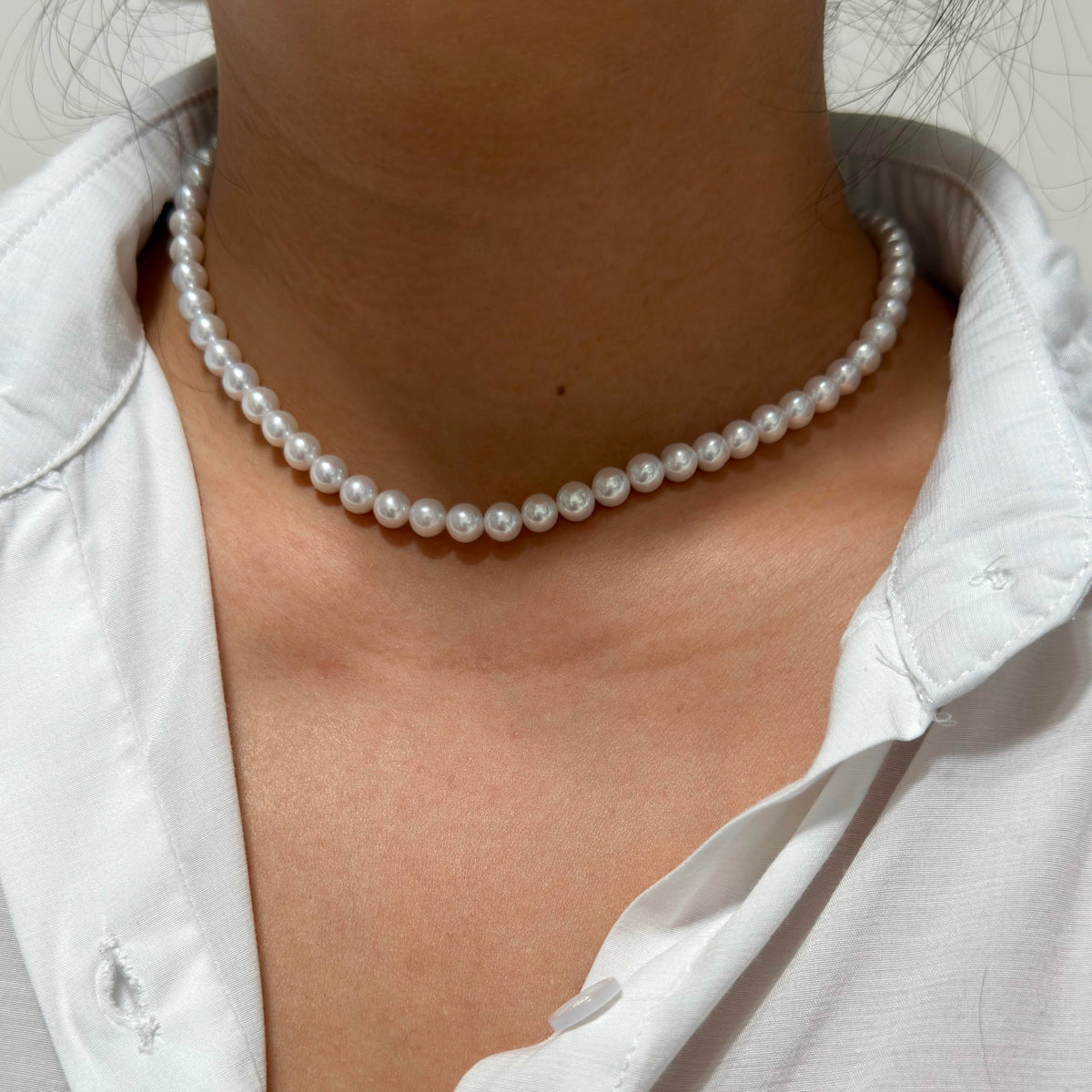 6–7 mm cool white with blue-silver iridescence freshwater pearl necklace, 41 cm long.