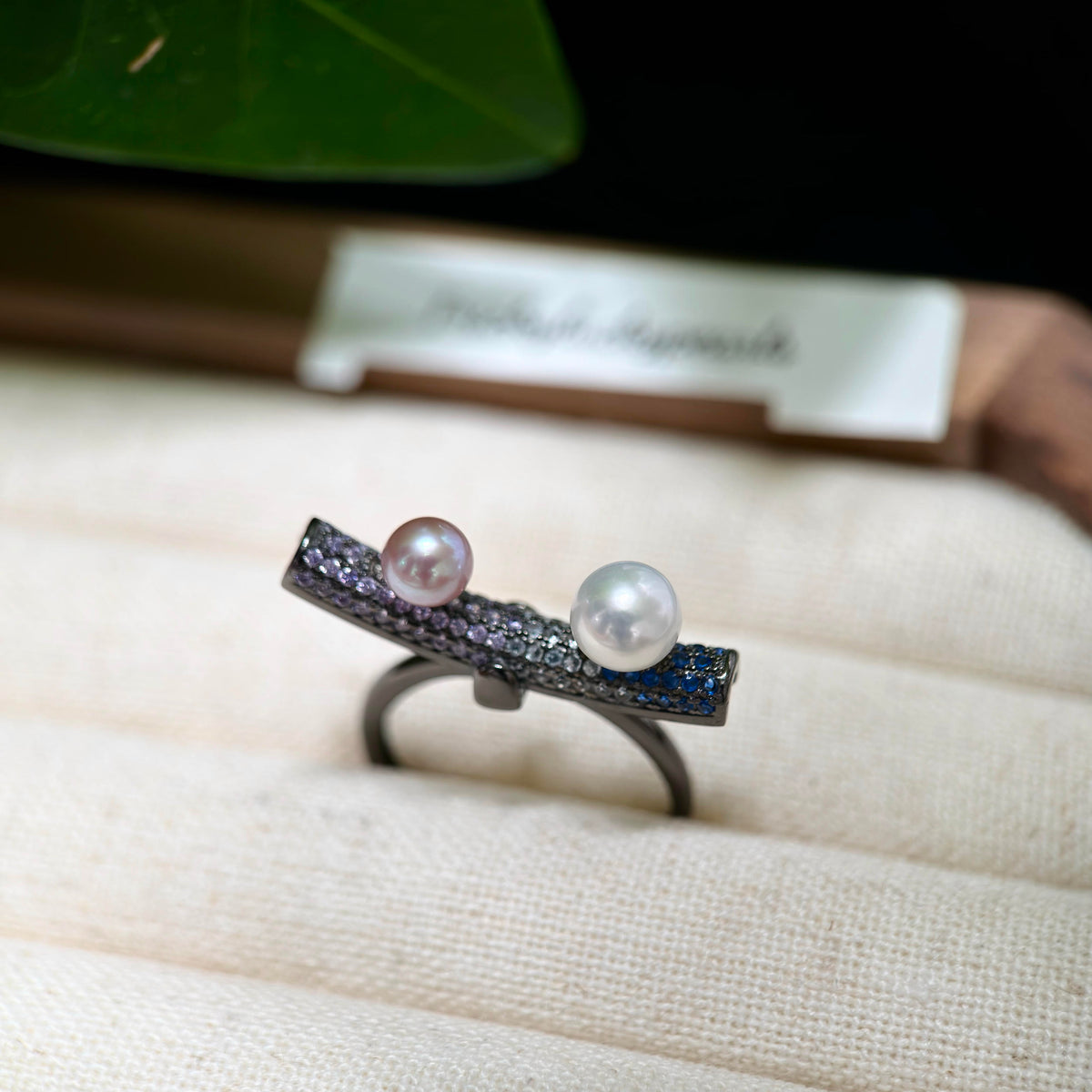 Ring featuring a 5 mm white pearl and 6 mm purple-blue pearl.