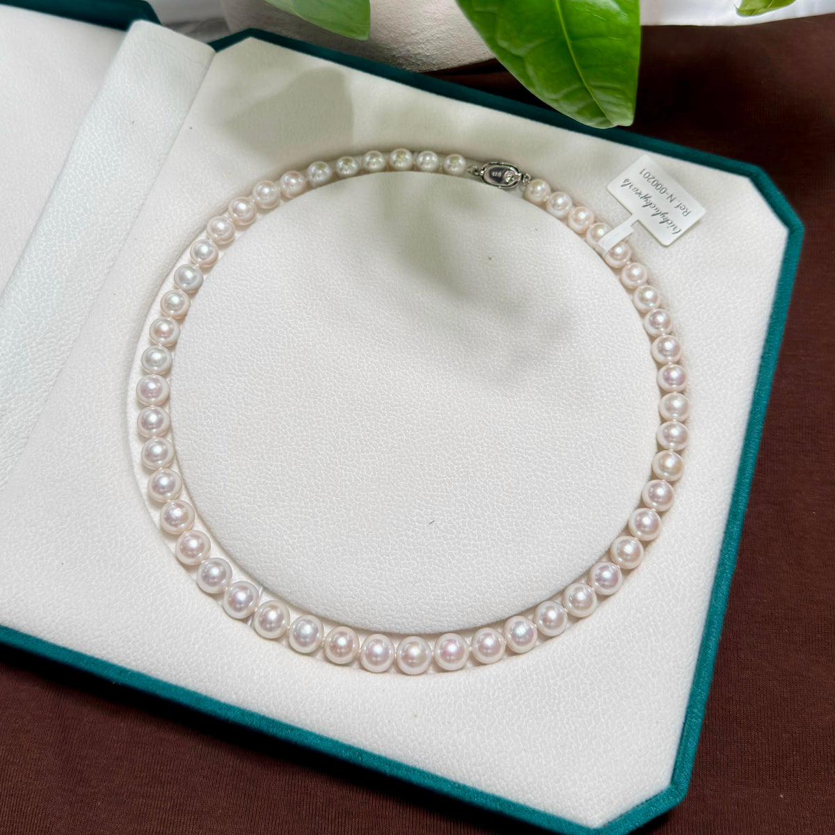Detailed view of the lustre on this 8–9 mm freshwater pearl necklace.
