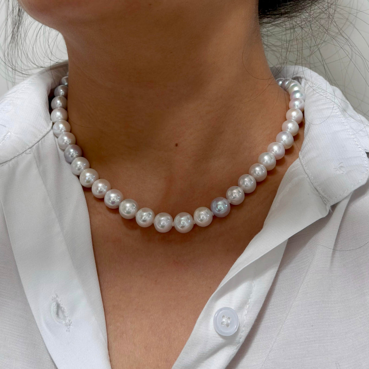 9–10 mm white with vivid blue and multicolour halo freshwater pearl necklace, 42 cm long.