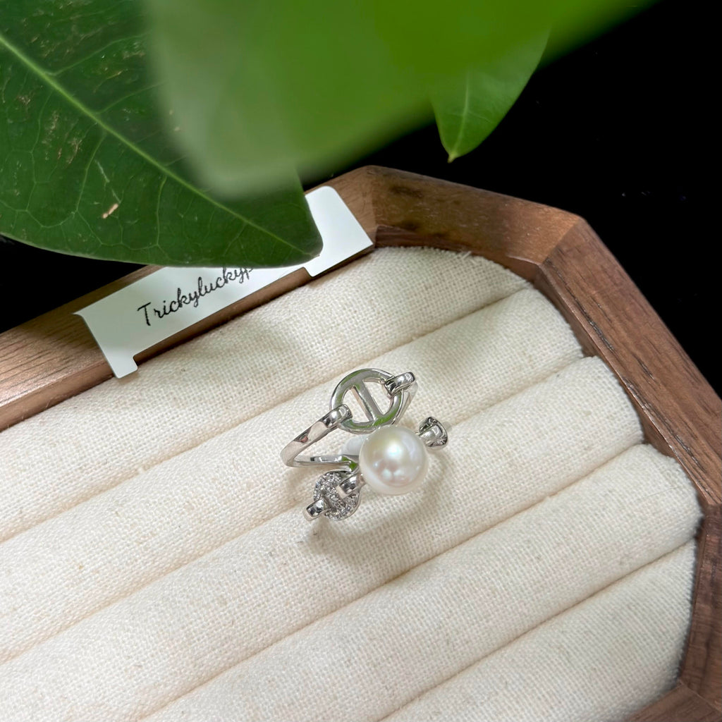 Sculptural chain-link ring featuring a natural white pearl.