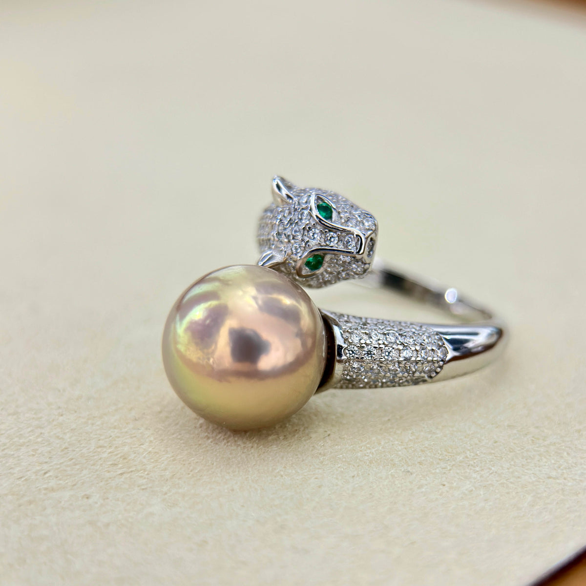 11.9mm Golden Green Pearl Leopard Ring – Reddish Brown Halo