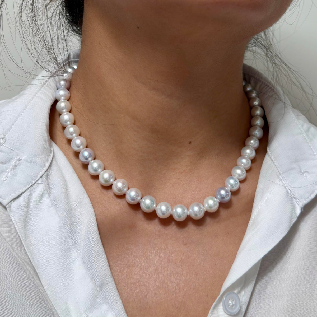High-lustre freshwater pearl necklace with 9–10 mm pearls.
Elegant white freshwater pearl strand suitable for everyday and occasion wear.