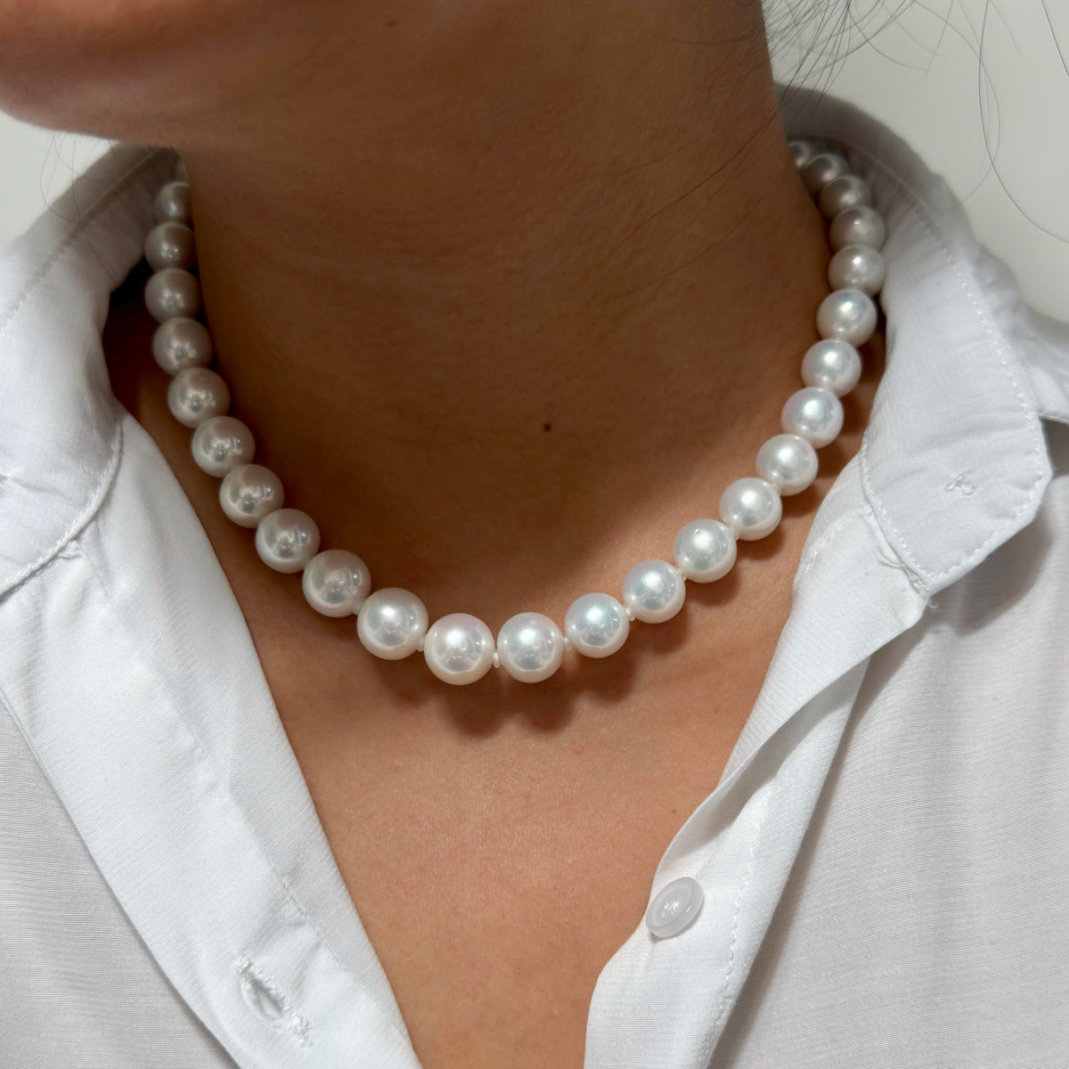 Natural freshwater pearls showing mirror-like high lustre and round / very clean surface shape.