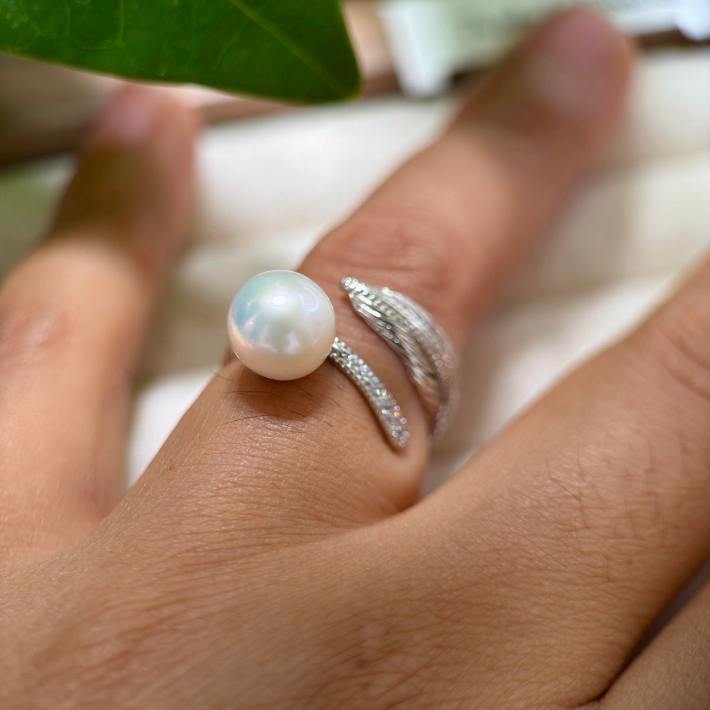 Detailed feather ring paired with a luminous white pearl.