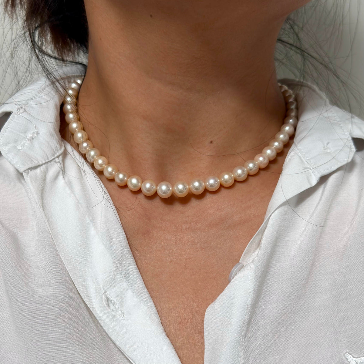 8–9 mm creamy golden white freshwater pearl necklace, 42 cm long.
