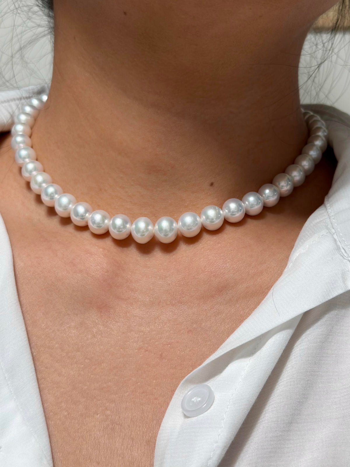 High-lustre freshwater pearl necklace with 10 mm pearls.
