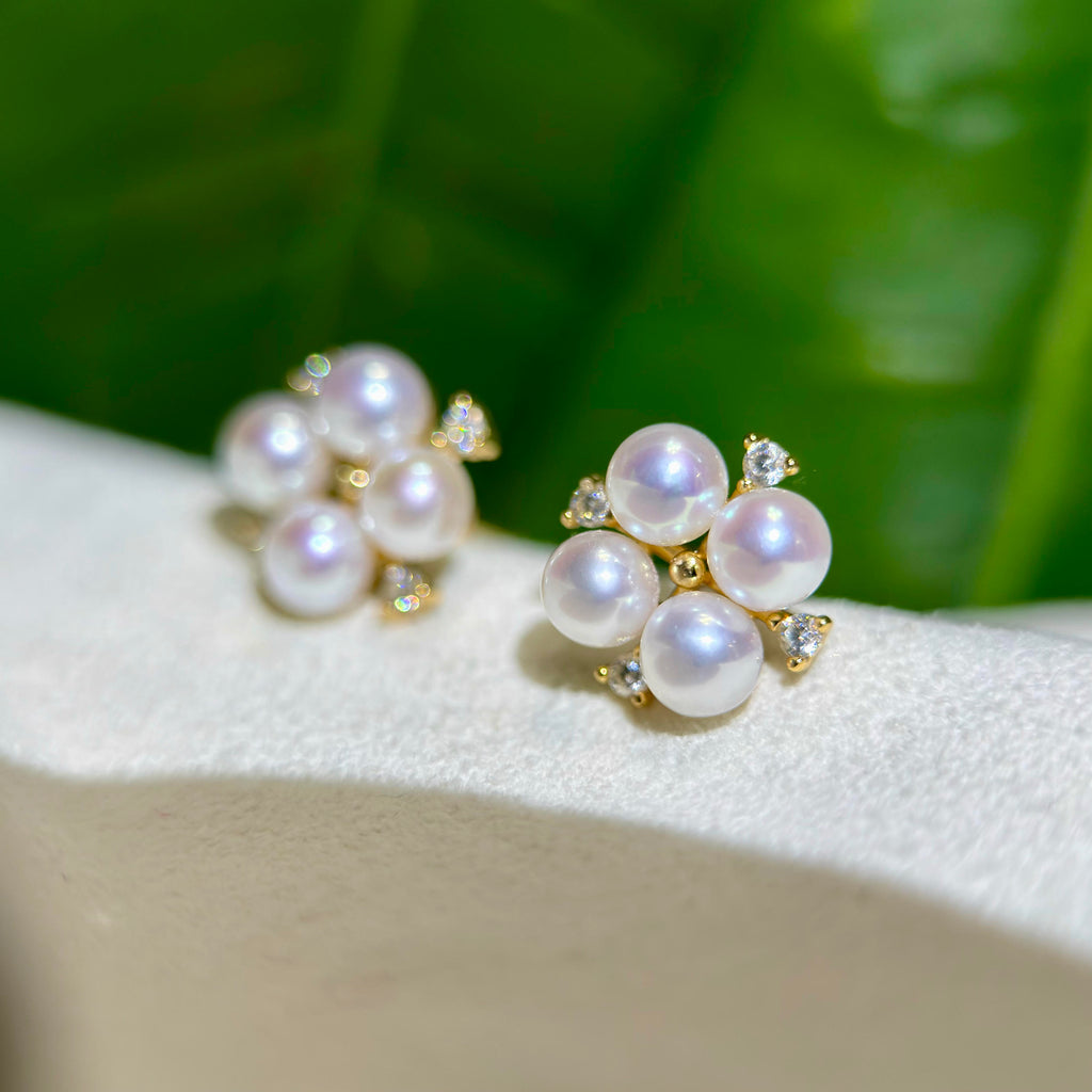 Gold-plated pearl cluster earrings with a romantic feminine look.

