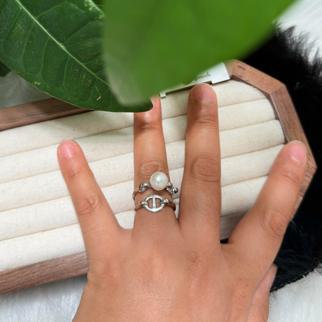8.3 mm white pearl open ring in sterling silver.
Architectural freshwater pearl ring with polished silver details.