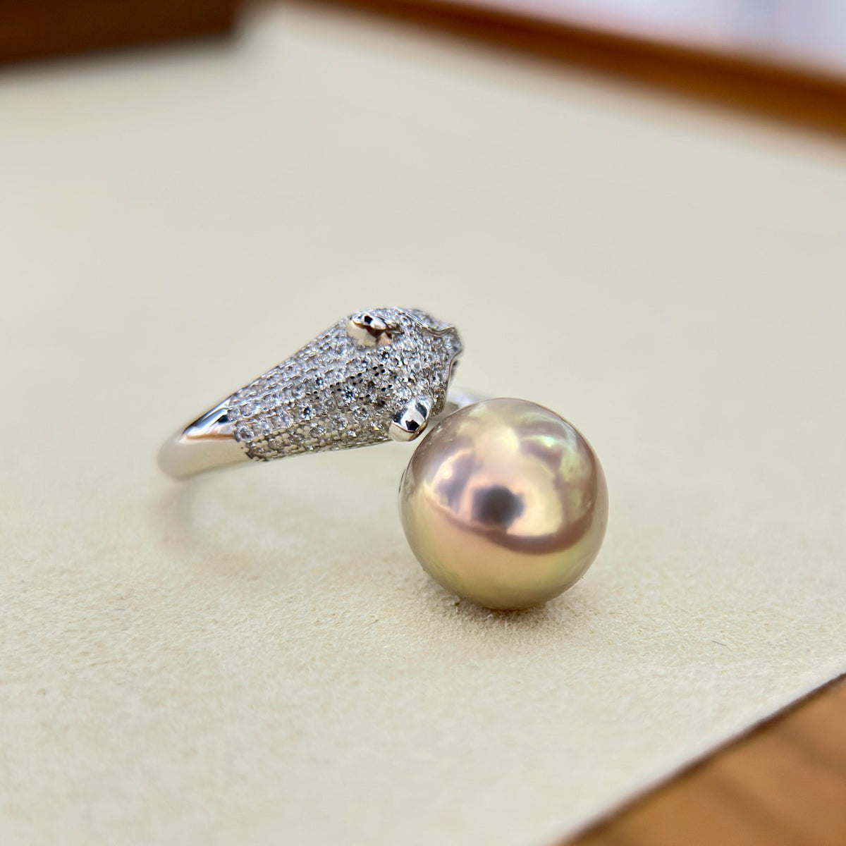 11.9mm Golden Green Pearl Leopard Ring – Reddish Brown Halo
