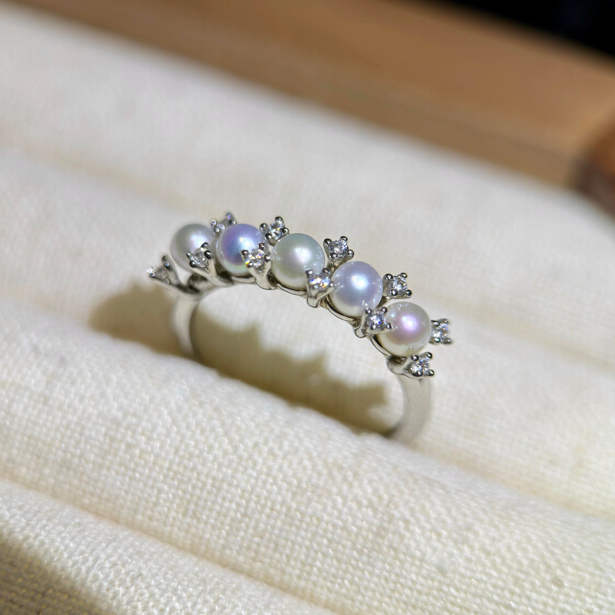 4.3 mm freshwater pearl crown ring with blue and pink halos.