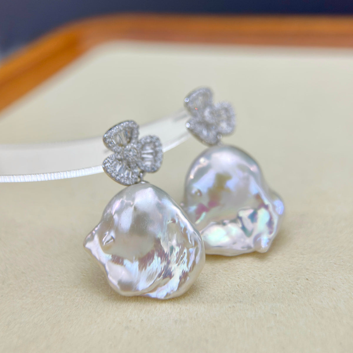 Lucky club pearl drop earrings crafted in 925 sterling silver.
