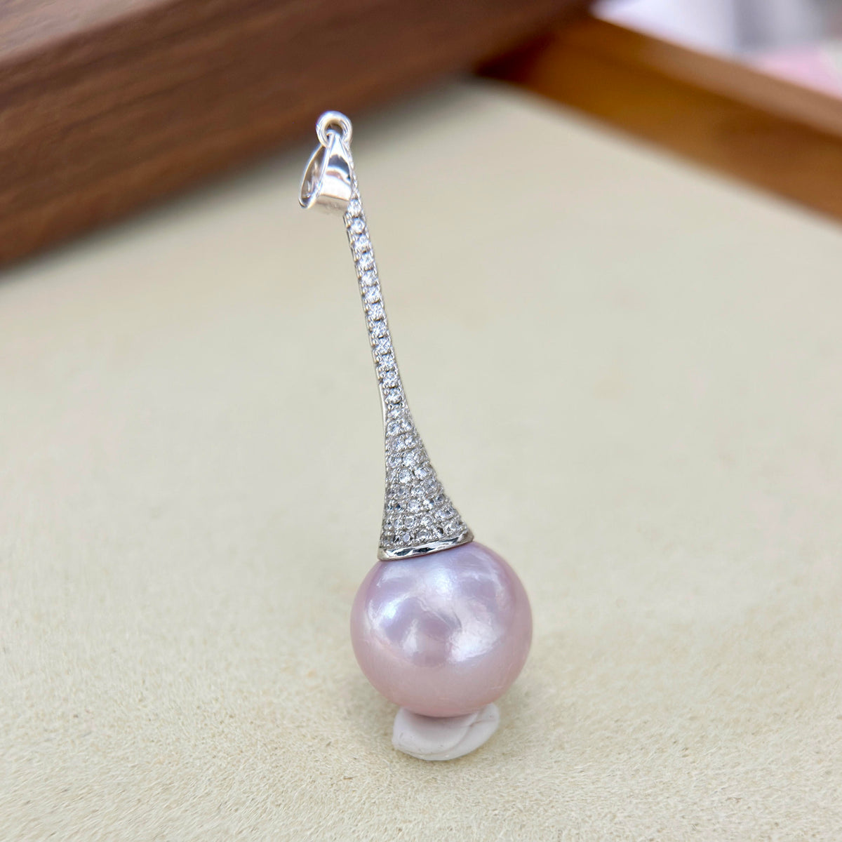 Pagoda Pearl Pendant Necklace – Lavender & Warm Halo