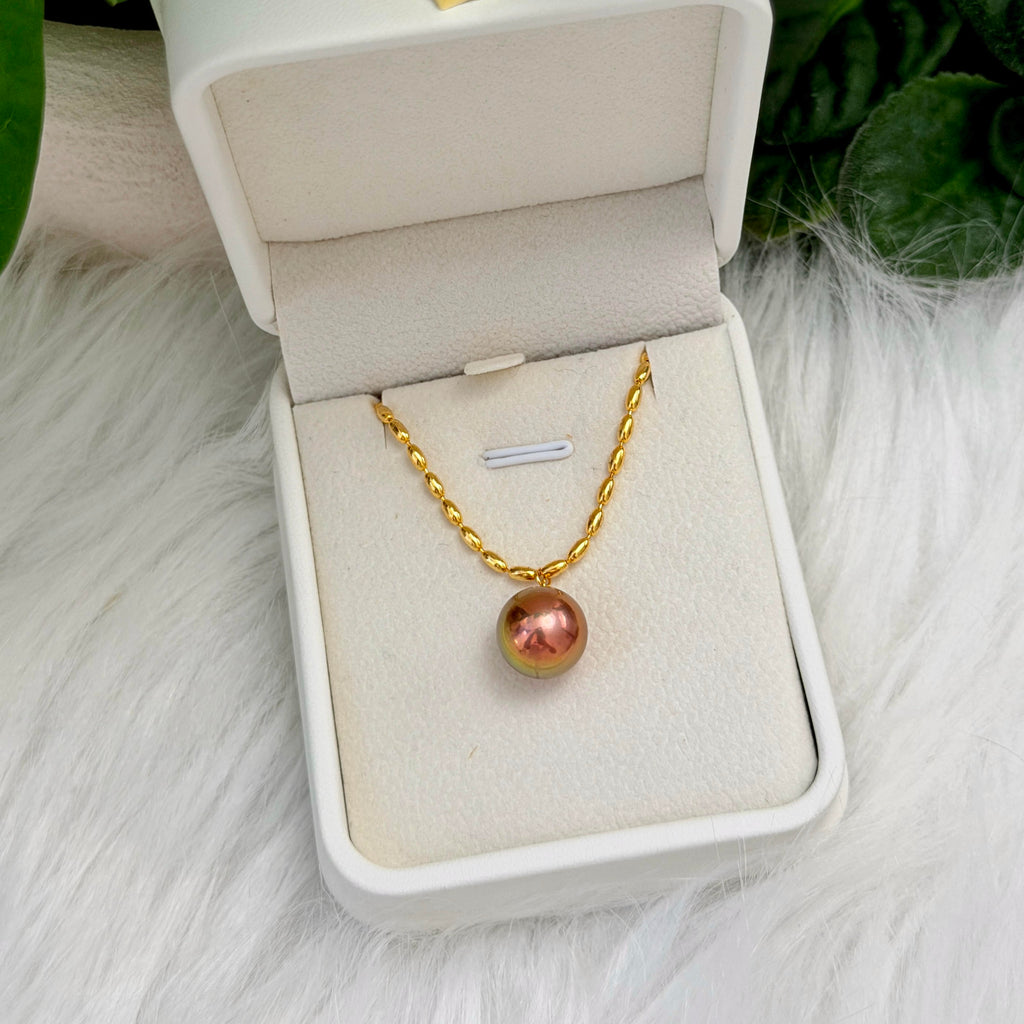 Brown, gold and green pearl necklace designed as a refined gift for her.