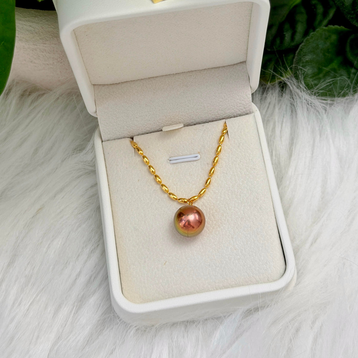 Brown, gold and green pearl necklace designed as a refined gift for her.