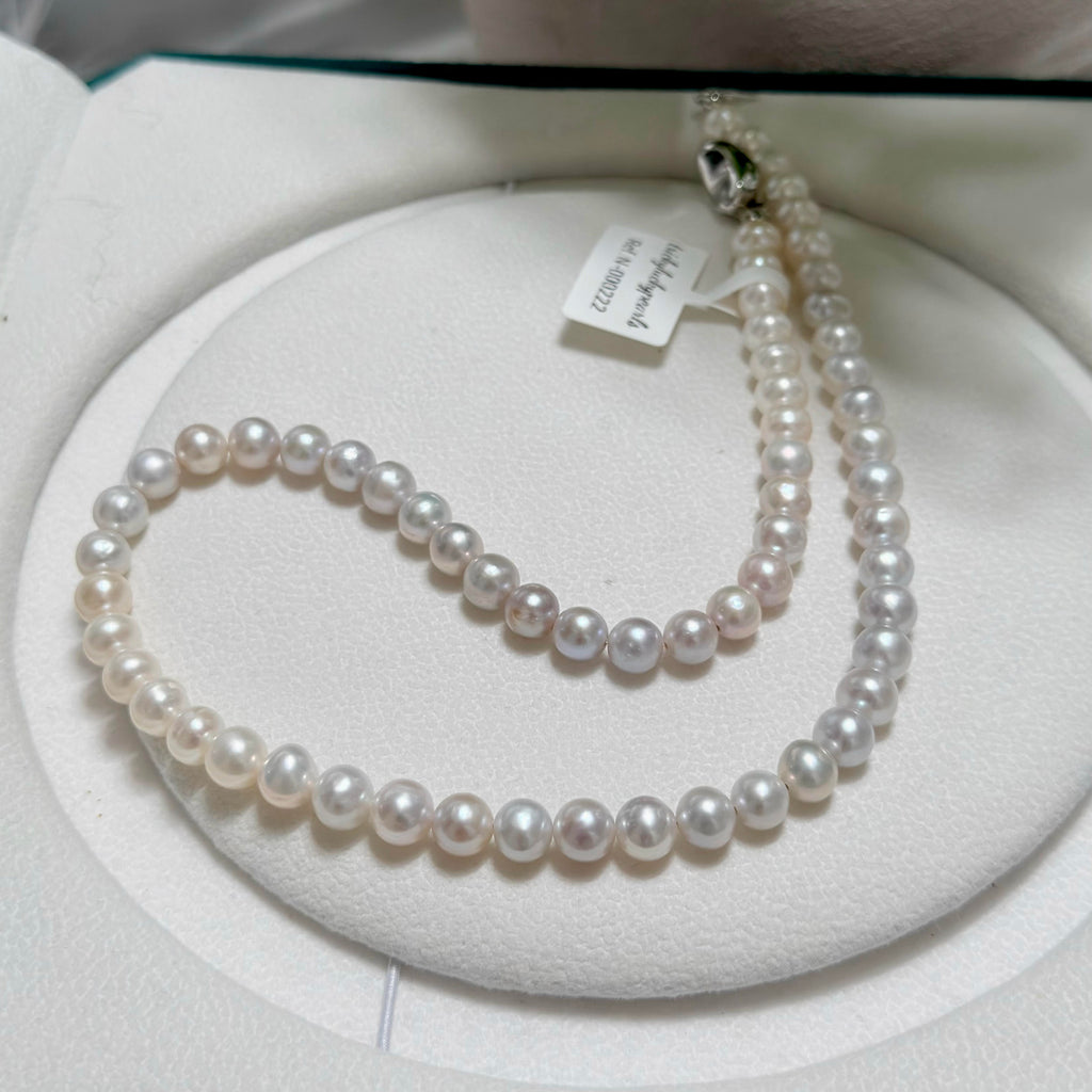Detailed view of natural pearl lustre and grey-white gradient tones.