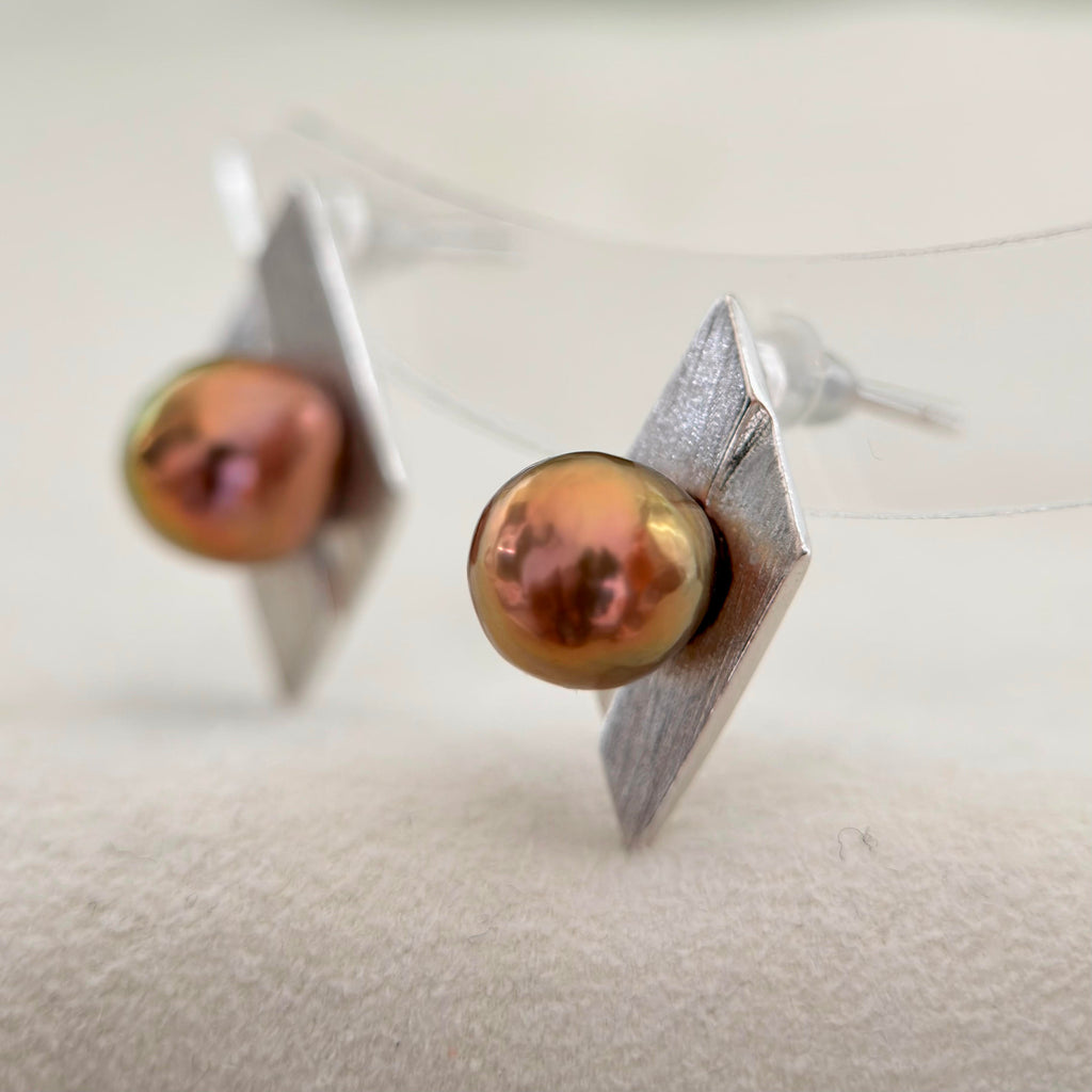 7.5 mm freshwater pearl earrings with a clean geometric design.
