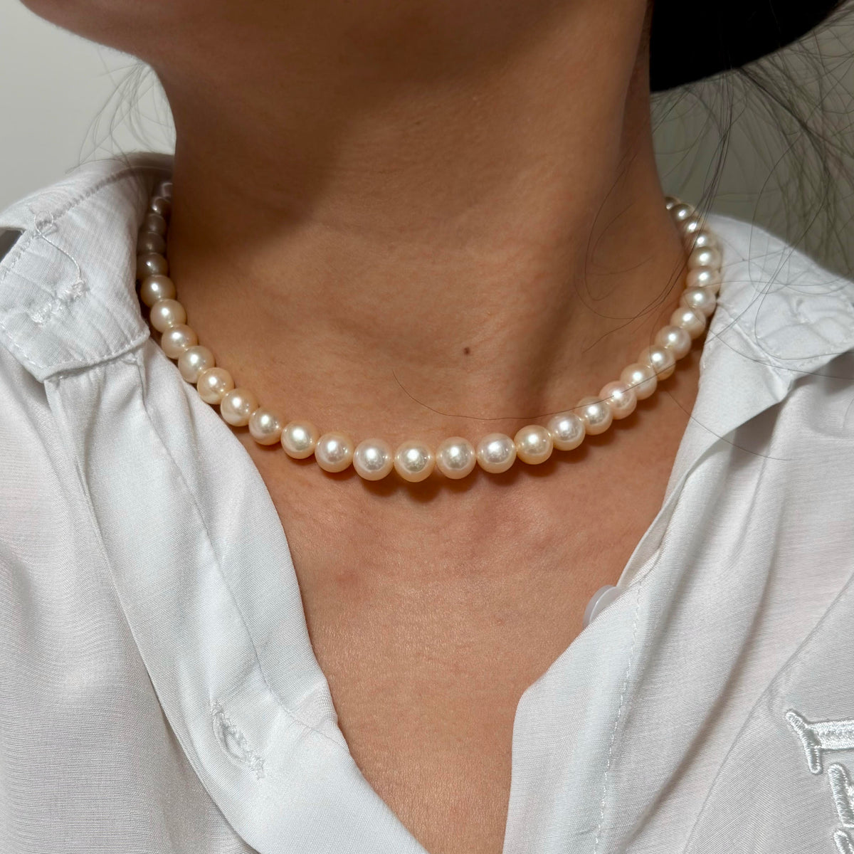 Close-up of 8–9 mm creamy golden white freshwater pearl necklace, 42 cm long.